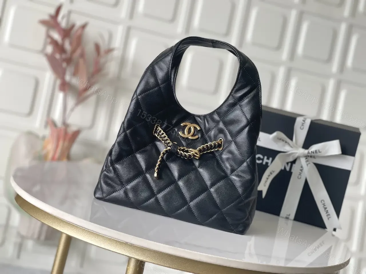 Quilted Mini Handbag: Gold Hardware, Chain-Detail, Chic Style — view 1