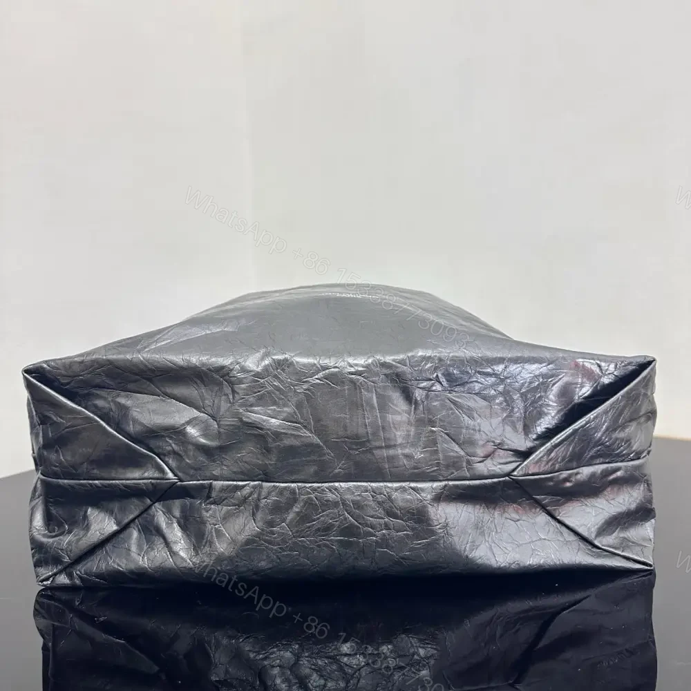 View 8 of 高仿Balenciaga2023Crushtote褶皺牛皮購物袋大號