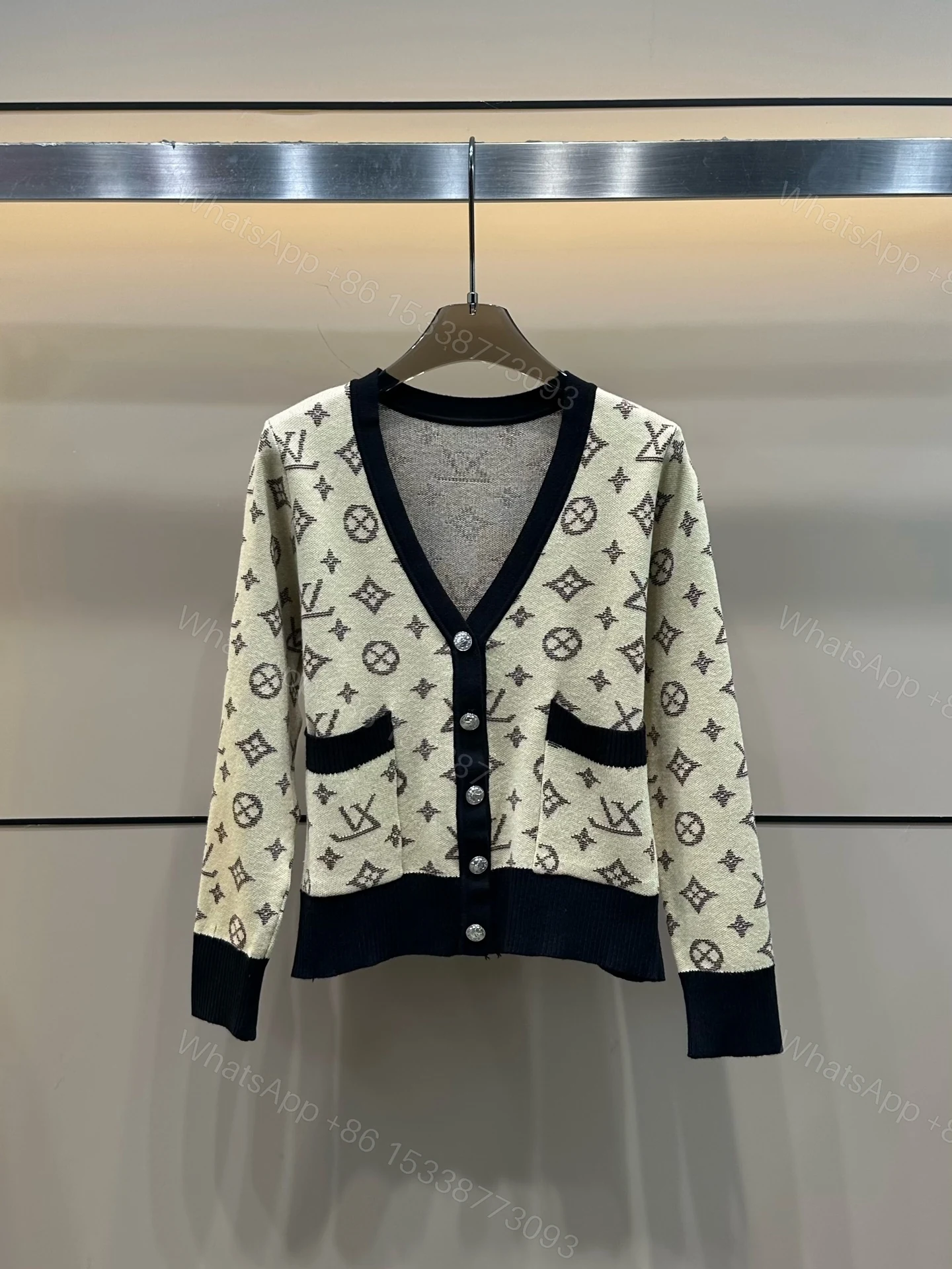 LV 原單女士針織外套奶白黑邊Monogram經典V領開襟款 — view 1