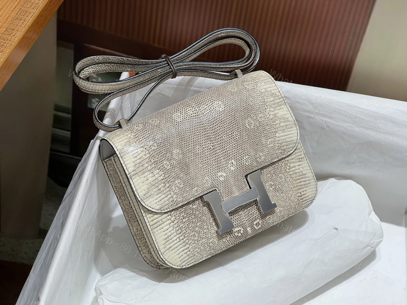 Hermes 原單 女款 Constance 蜥蜴紋银扣斜背包 高端氣質百搭包 — view 1