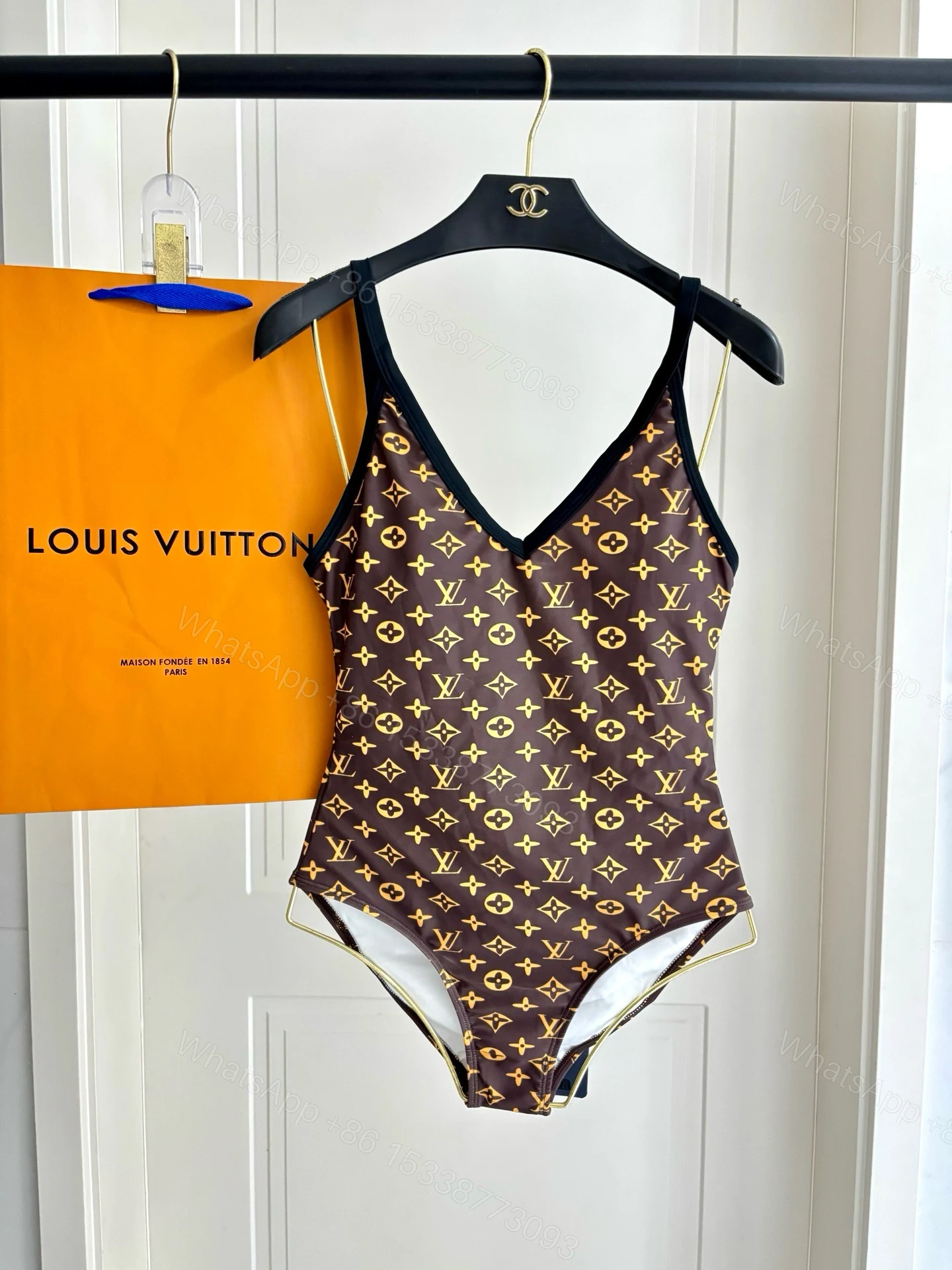 LV 一比一 Monogram老花V领连体泳衣 修身显瘦泳装 — view 1