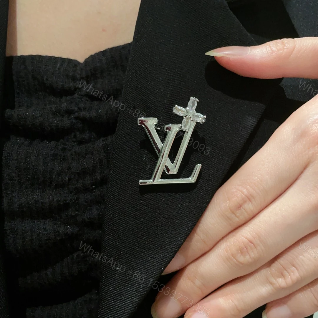 LV高仿女士銀色Logo胸針優雅百搭西裝飾品 — view 1