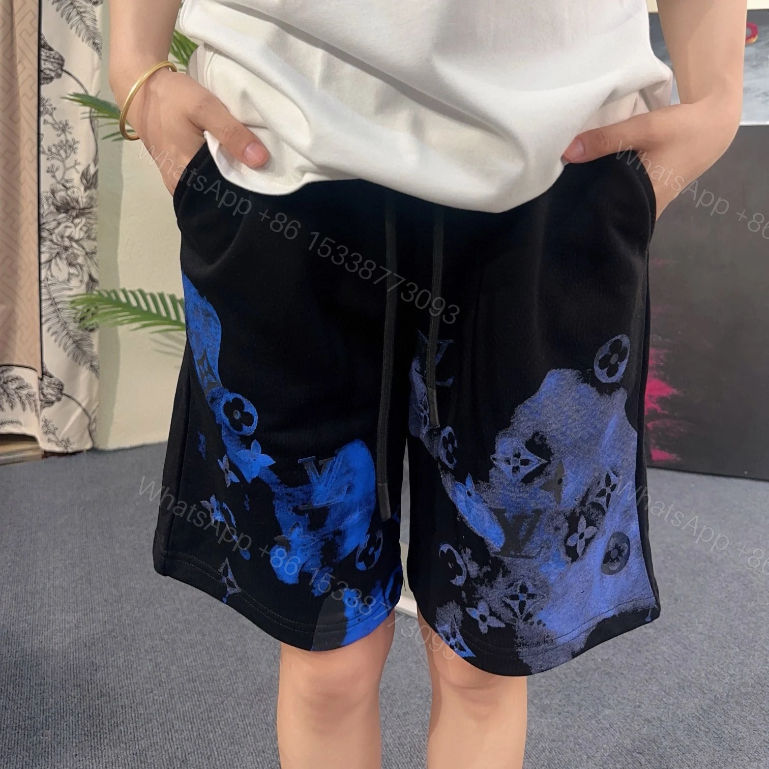 View 13 of 高仿LV*SS23系列1AFR0016渲染印花短褲黑色