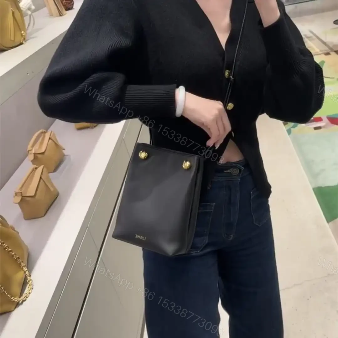 View 19 of 高仿Loewe*Pebble系列1100小牛皮斜跨包黑色免檢版