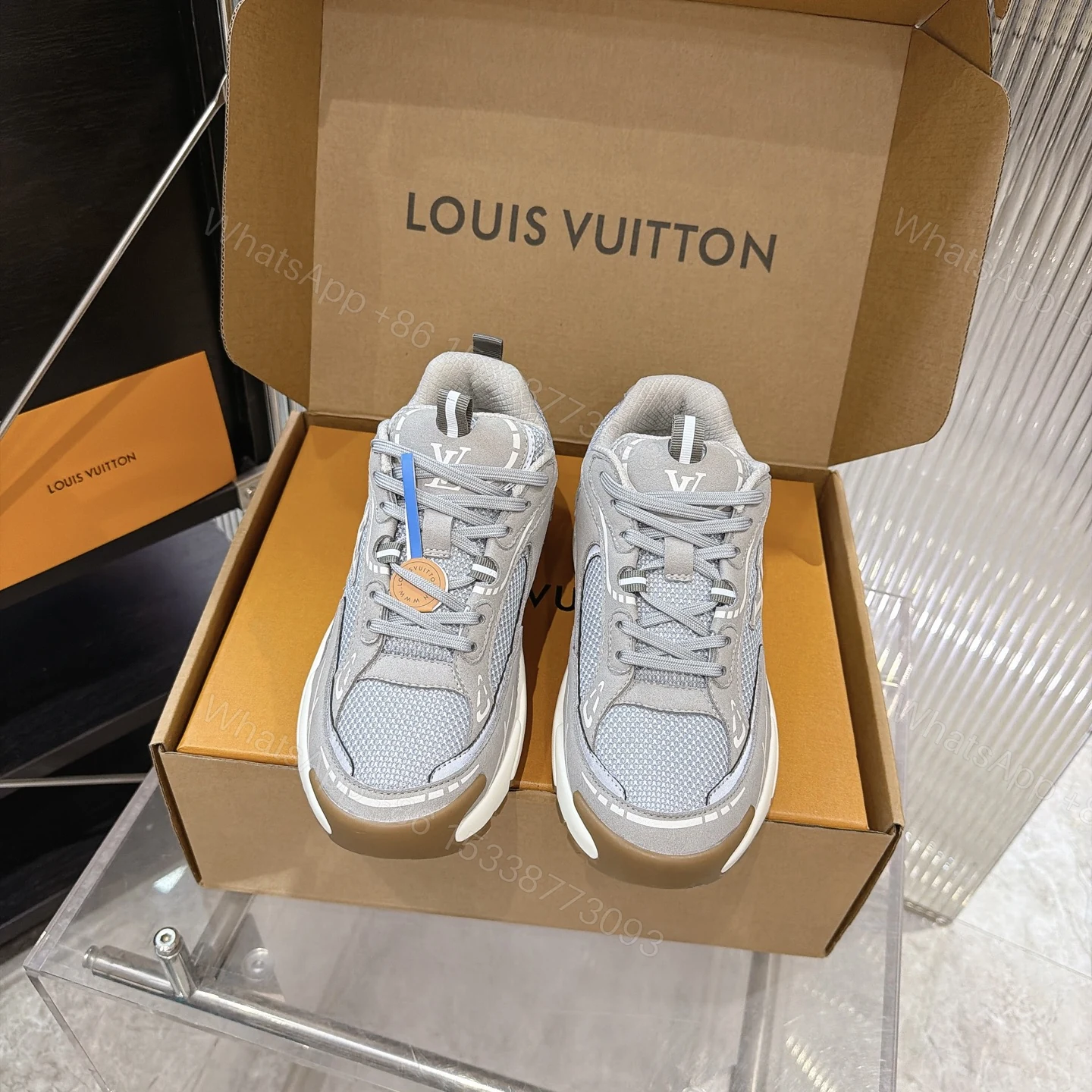 LV A貨 Run Away 灰米配色老花運動鞋 — view 1