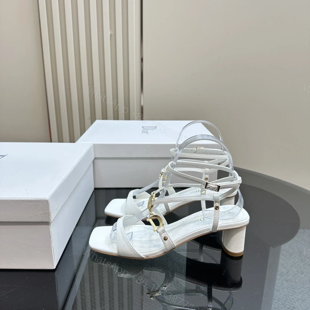 高仿Dior*Cest系列KCU056金屬配飾露趾低跟涼鞋白色4CM免檢版 — view 1