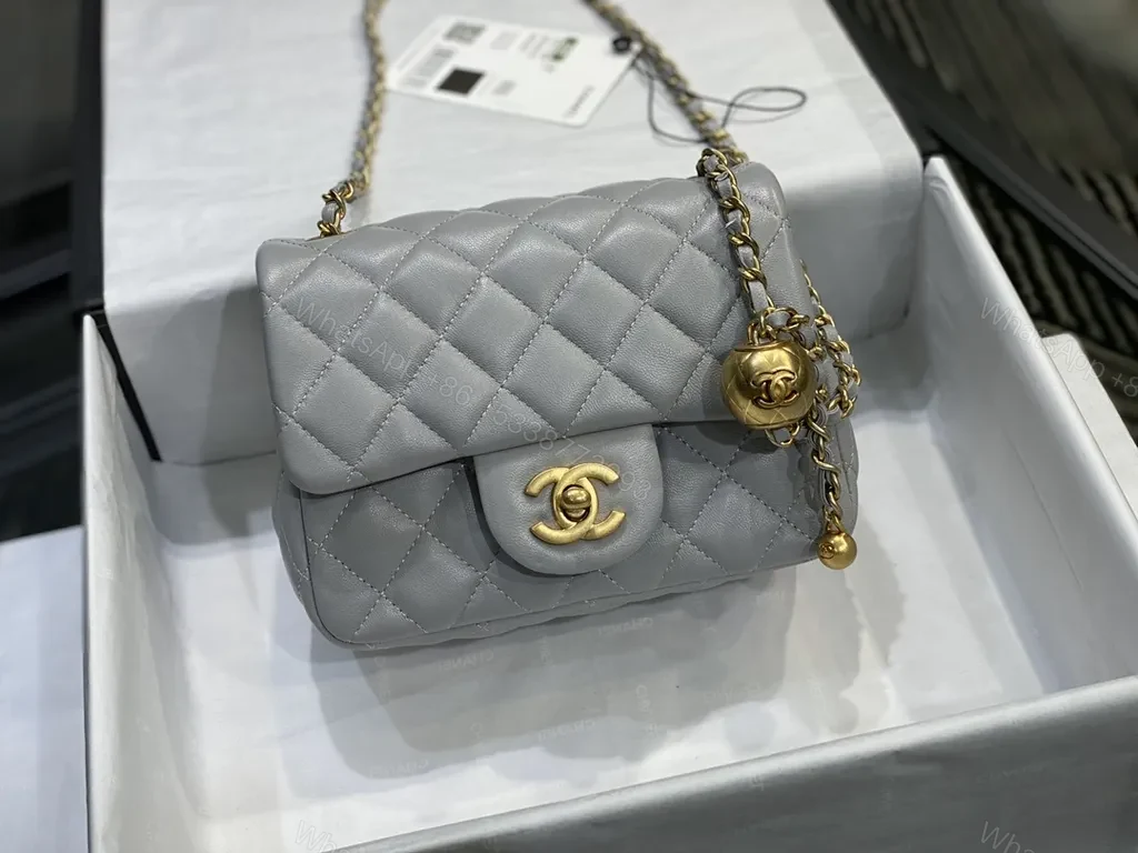 Soft Gray Quilted Chain Bag: Luxe Everyday Accessory — view 1