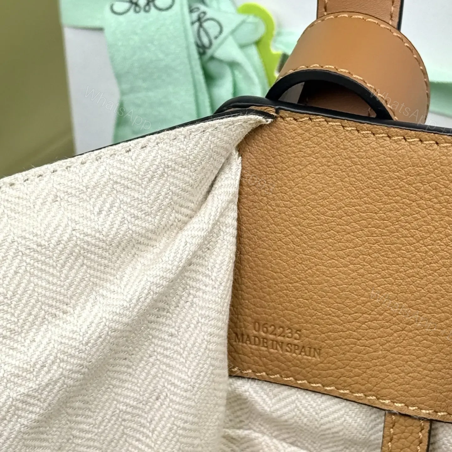 View 11 of 高仿Loewe*Hammock系列5542粒面小牛皮吊床手袋焦糖色小號免檢版