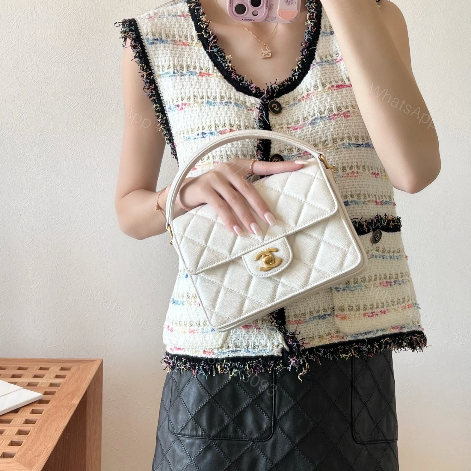 View 10 of 高仿Chanel*24K系列AS03002手柄口蓋包中號牛皮免檢版