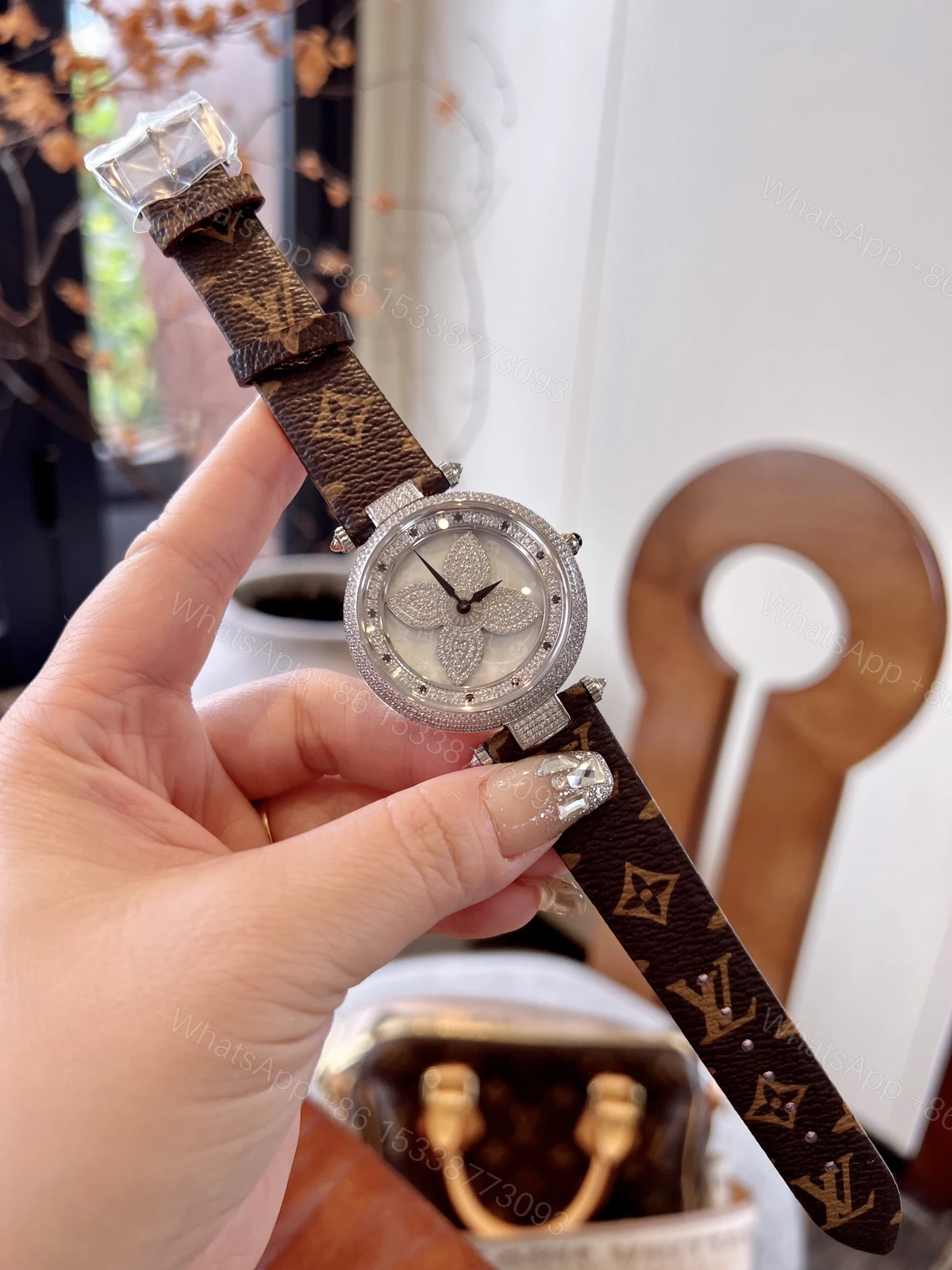 LV 高仿 女款 花卉滿鑽錶盤皮帶手錶 優雅氣質款 — view 1