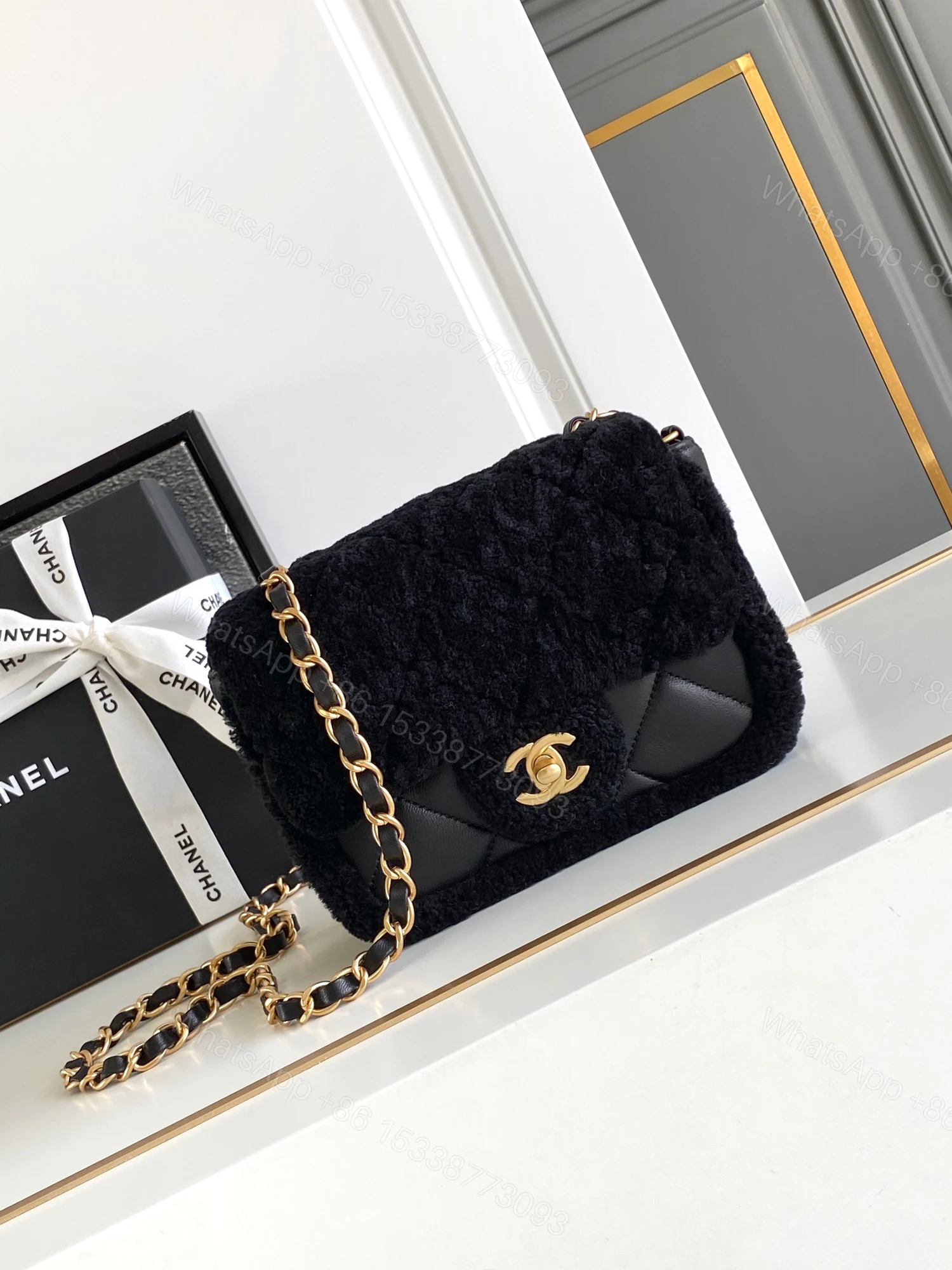 Chanel 原單黑色羊羔毛拼皮鏈條包 冬季限量柔絨款 — view 1