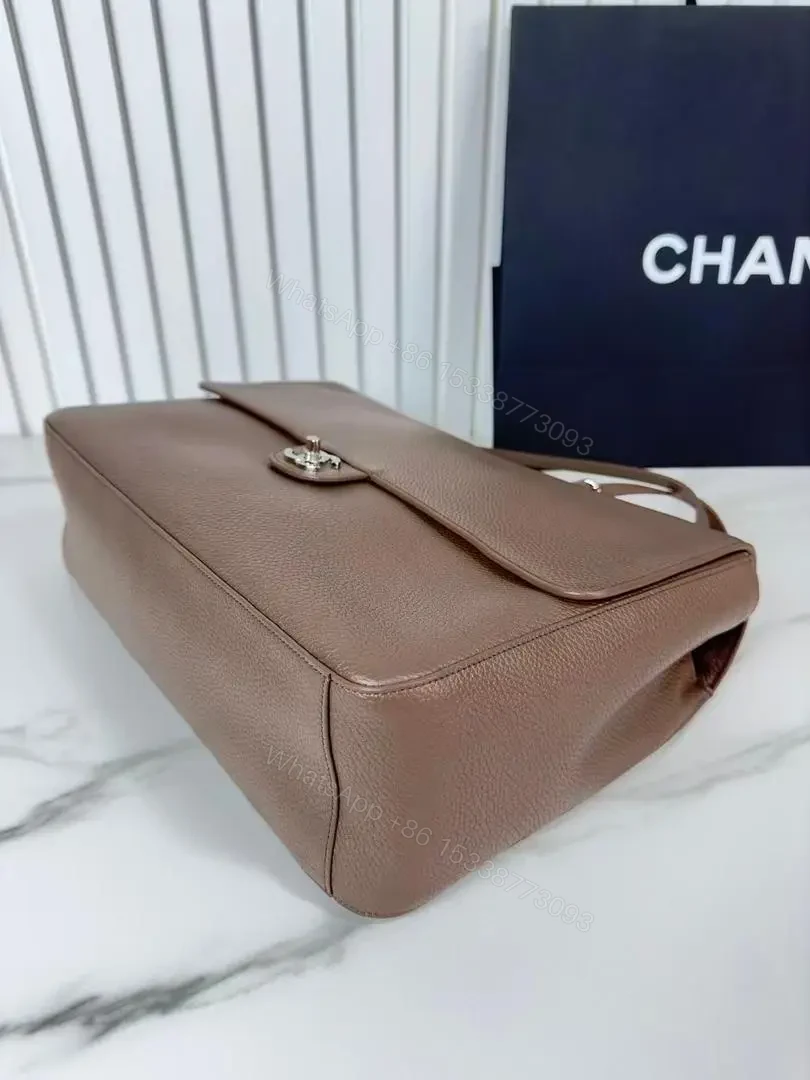 View 6 of Chanel Maxi Flap bag from the Spring/Summer 2026 collection