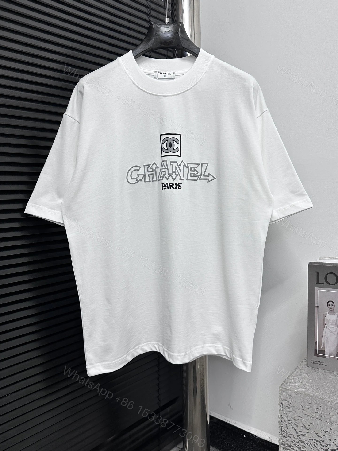 Chanel 一比一男款白色卡通LOGO字母T恤 街頭感塗鴉設計款式 — view 1