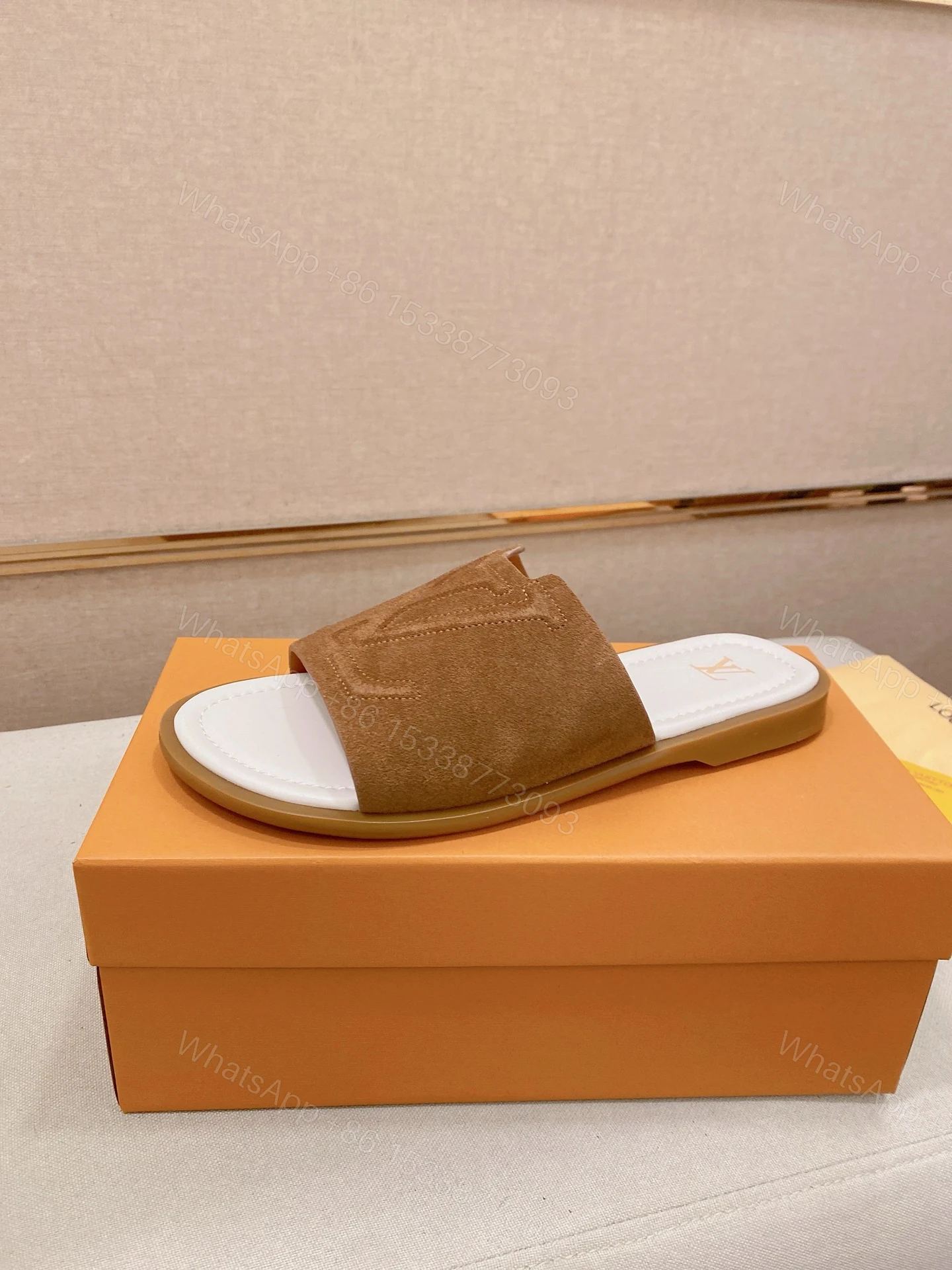 LV 一比一 男款經典拖鞋 麂皮質感Logo設計 休閒百搭款 — view 1