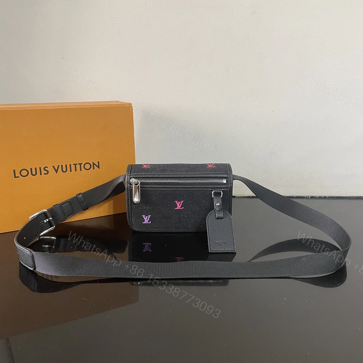 LV 高仿 黑色刺繡斜挎腰包 小號設計輕便時尚 — view 1