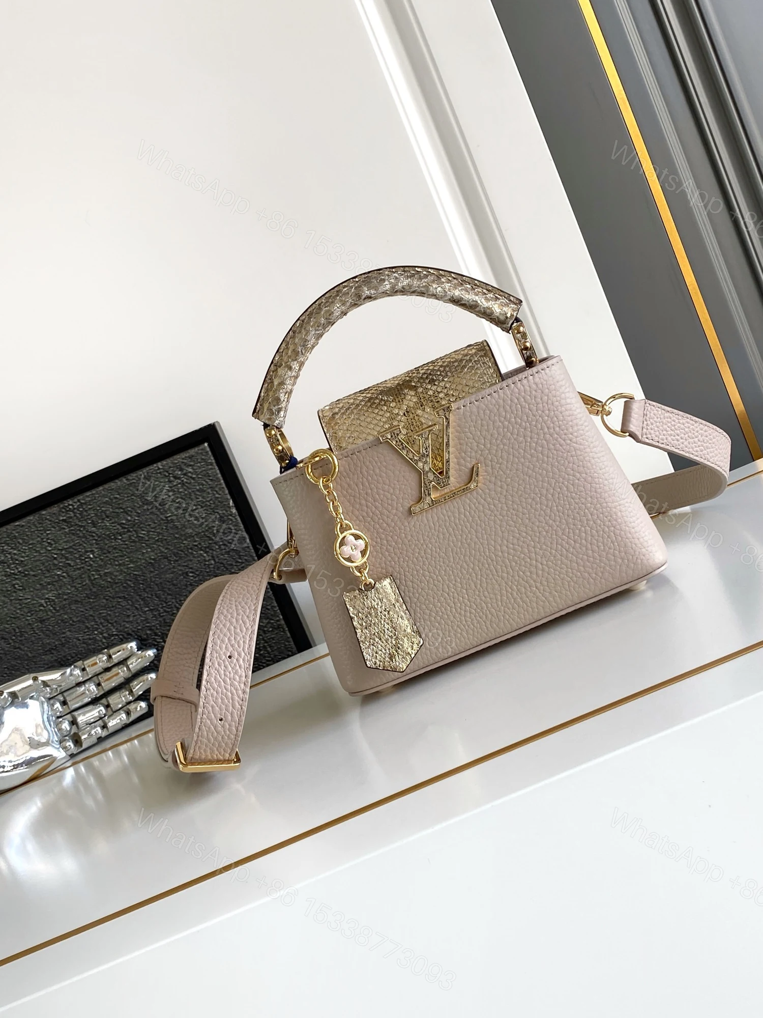 LV 高仿 女款 Capucines 裸粉蛇紋手提包 氣質斜背包 — view 1
