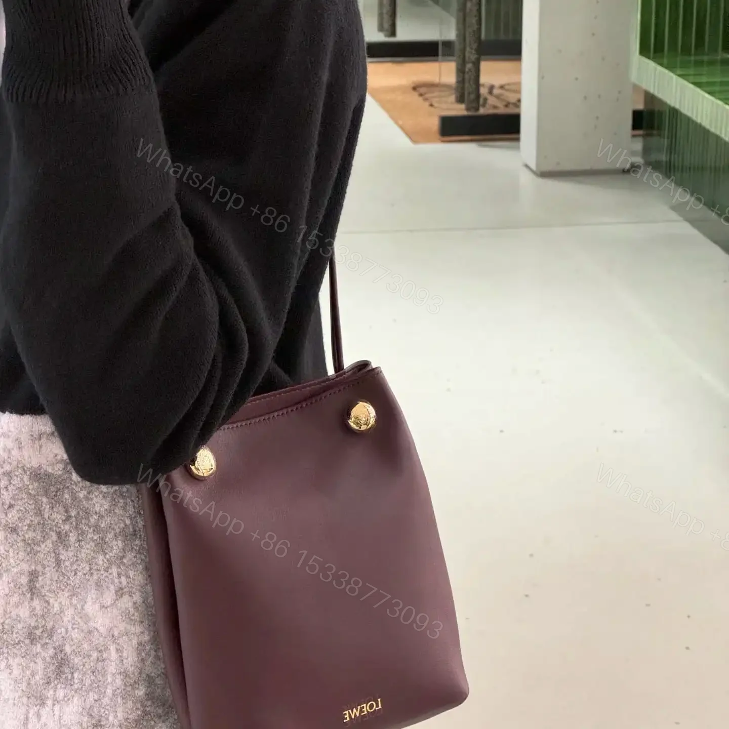 View 18 of 高仿Loewe*Pebble系列7240小牛皮斜跨包酒紅色免檢版
