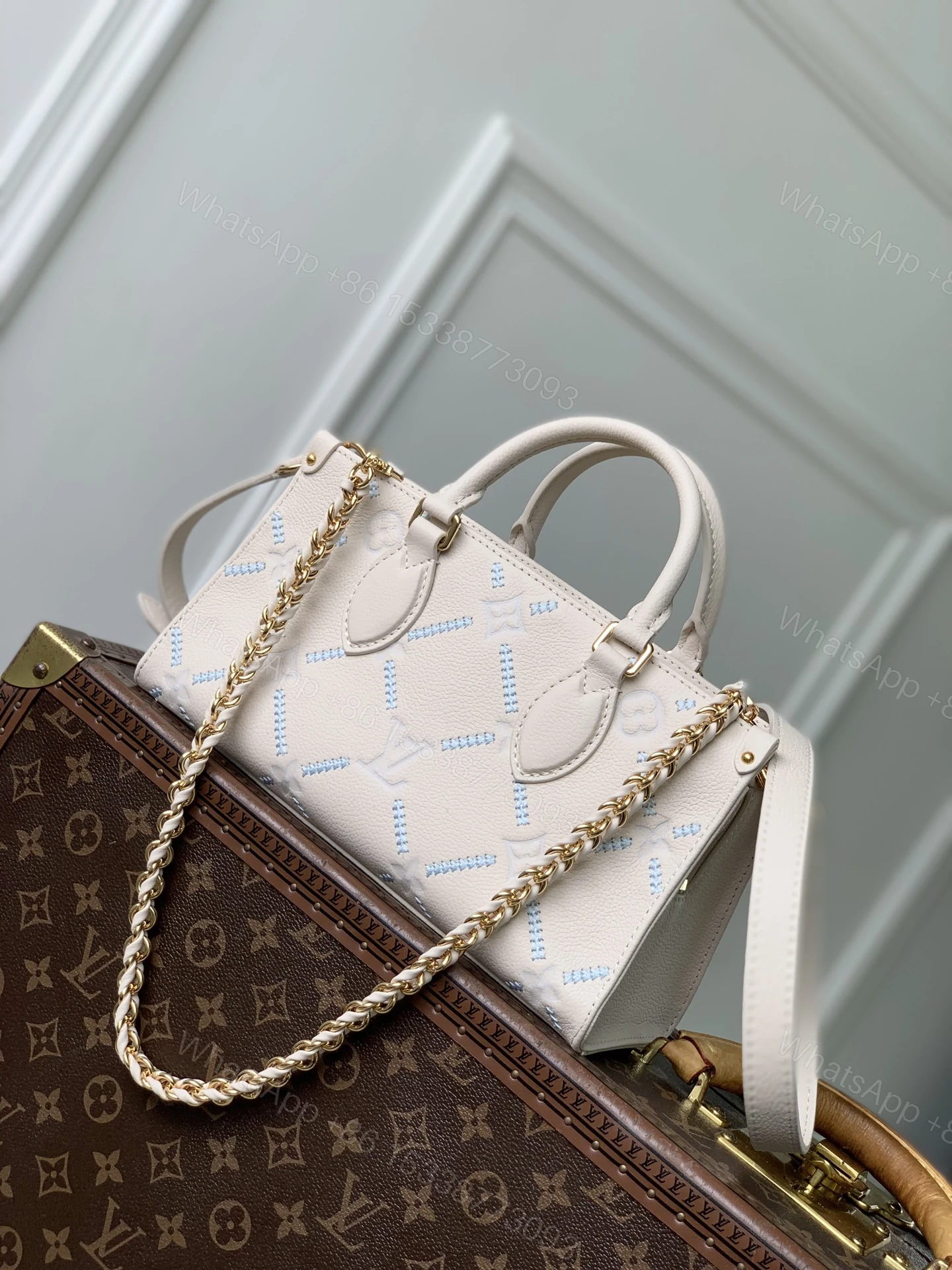LV 原單刺繡手提包 白色小號鏈條包 斜背兩用精緻款 — view 1