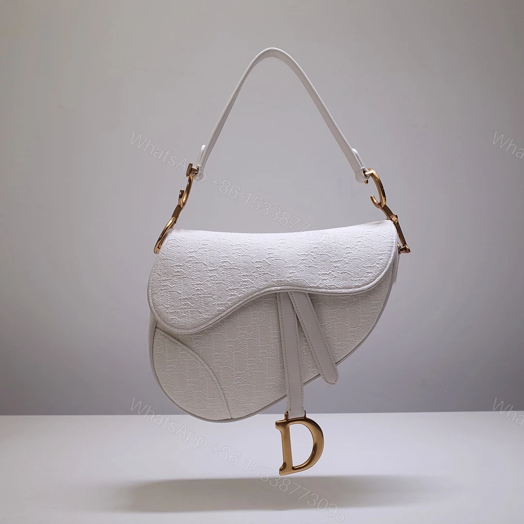 Dior 高仿白色馬鞍包 雙面壓紋帆布金扣優雅設計 — view 1