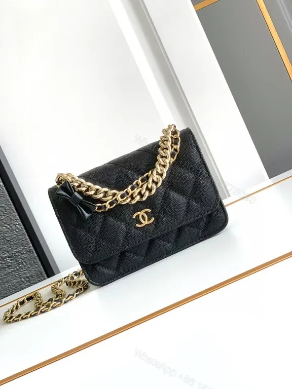 Chic Quilted Chain Bag: Compact Luxury for All Day Wear — view 1