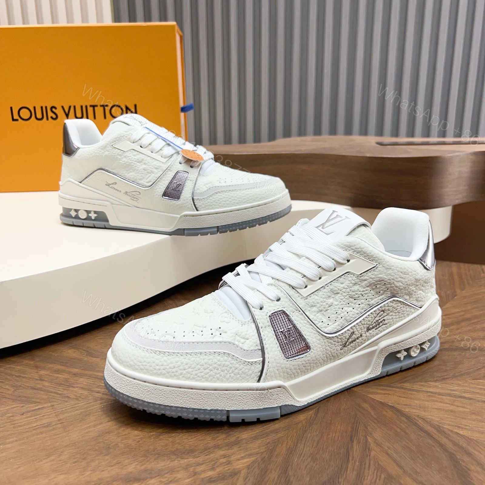 LV高仿 Trainer Monogram壓紋牛皮白灰配色精品休閒運動鞋 — view 1