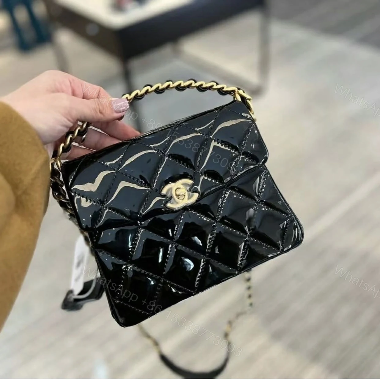 View 21 of 高仿Chanel*24S系列AS4472黑色漆皮單肩包免檢版