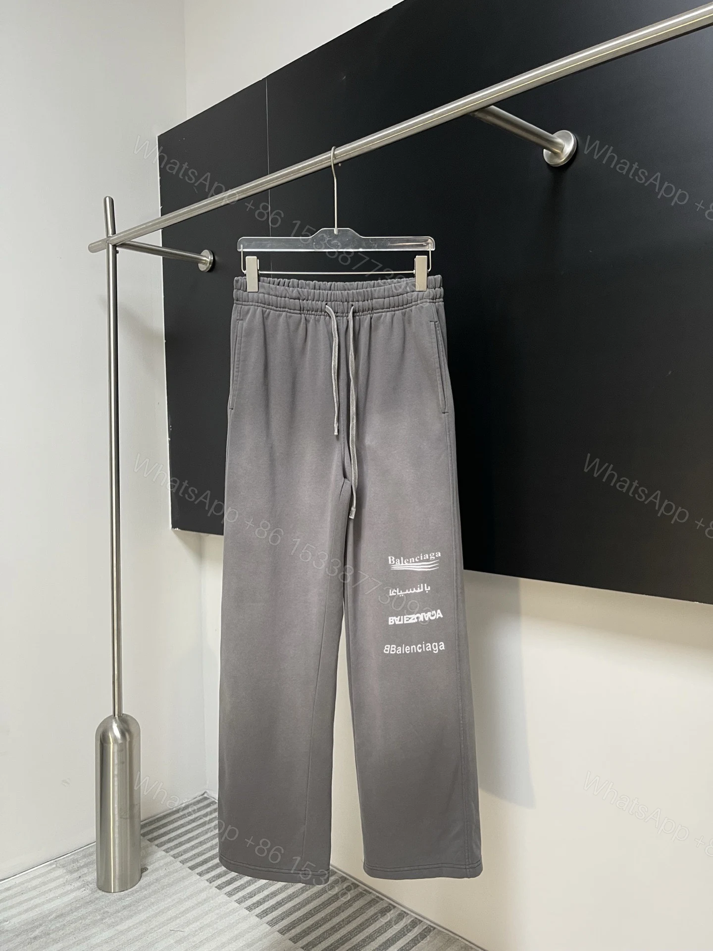 Balenciaga 高仿運動長褲男款 灰色多語標語印花寬鬆款 — view 1
