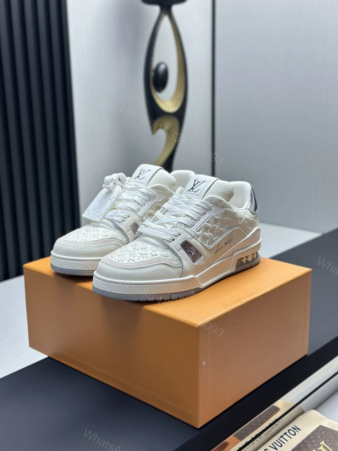 LV A貨 Trainer 全白銀灰Monogram壓紋低筒休閒鞋 — view 1