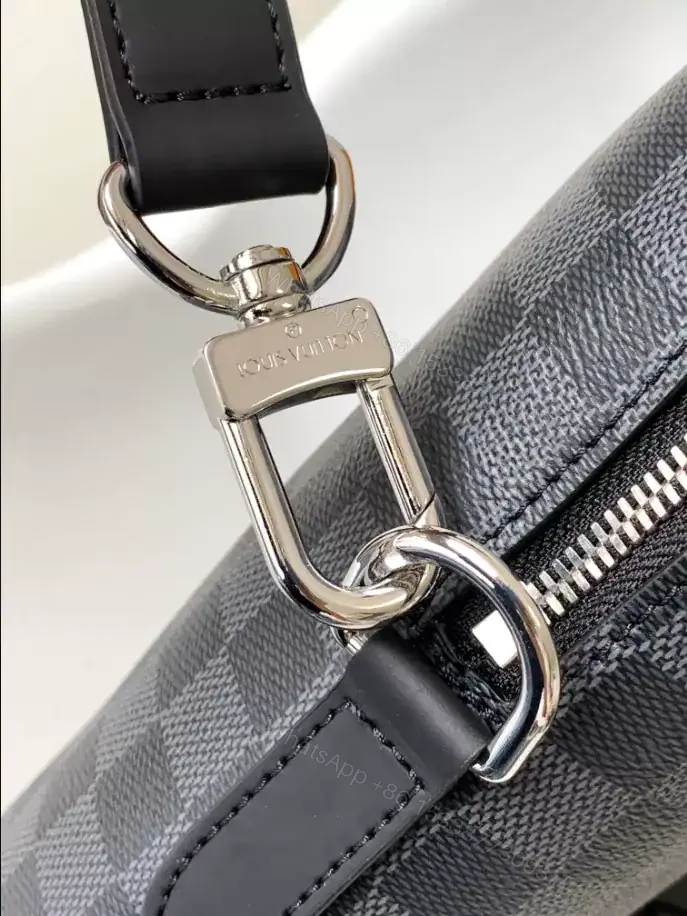 View 4 of LOUIS VUITTON PORTE-DOCUMENTS JOUR – LBV396