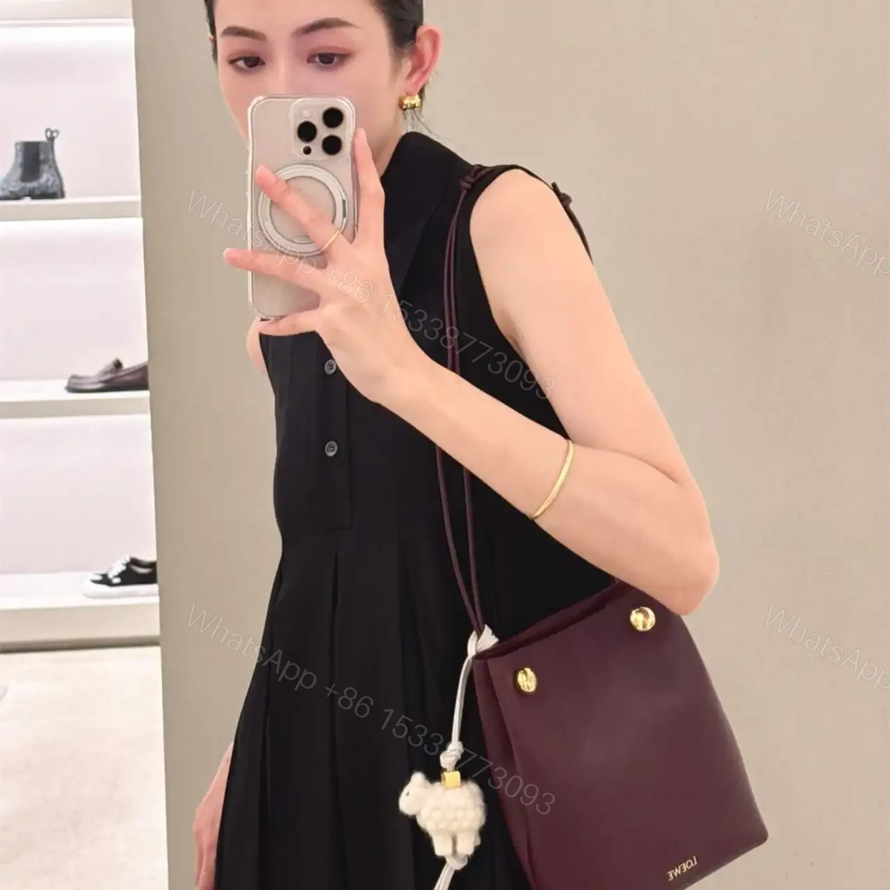 View 13 of 高仿Loewe*Pebble系列7240小牛皮斜跨包酒紅色免檢版