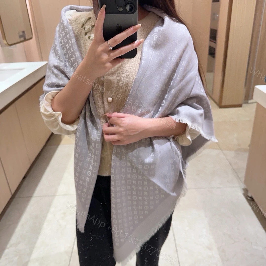 LV A貨灰白雙色Monogram披肩 女款知性配色設計 — view 1