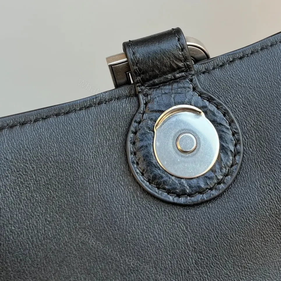 View 11 of 高仿Balenciaga冬季新款Crush腋下包黑銀