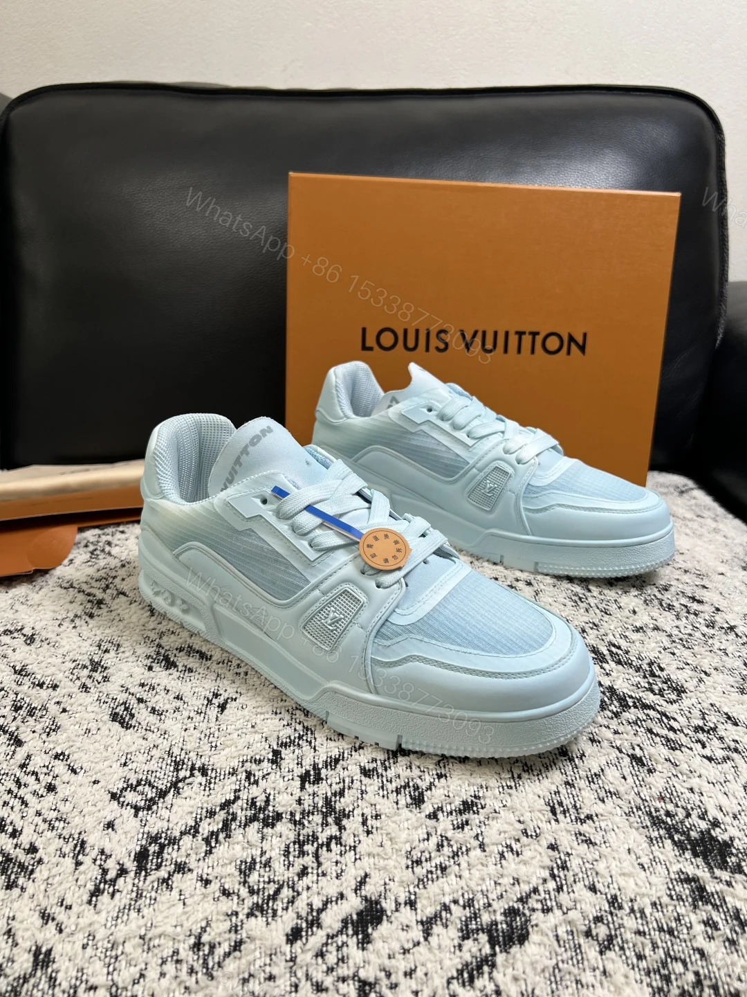 LV 一比一運動鞋 淺藍色透氣網面休閒鞋 潮流百搭慢跑鞋 — view 1