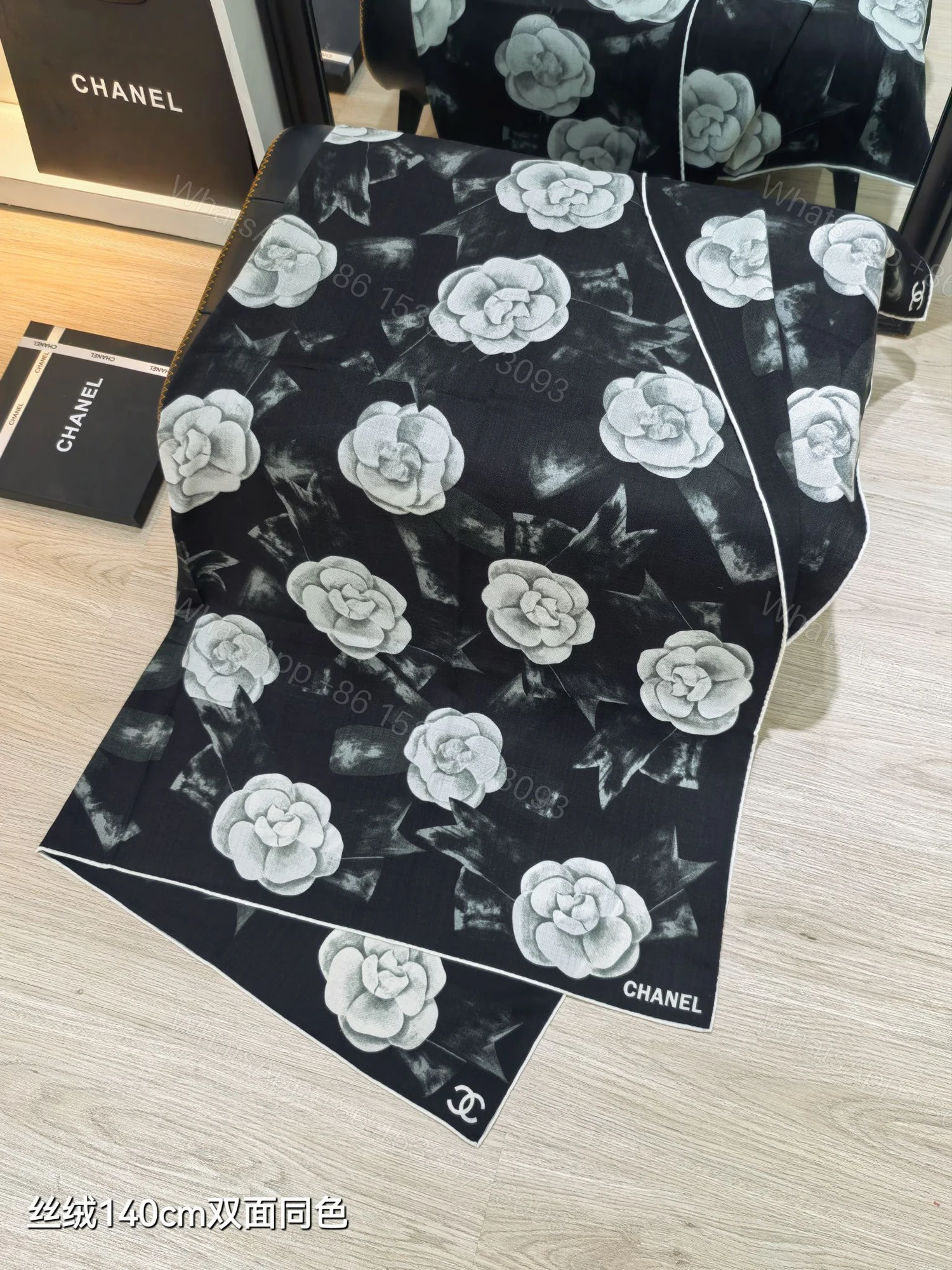 Chanel A貨山茶花絲巾 黑底白花對比設計款 140cm藝術感圍巾 — view 1