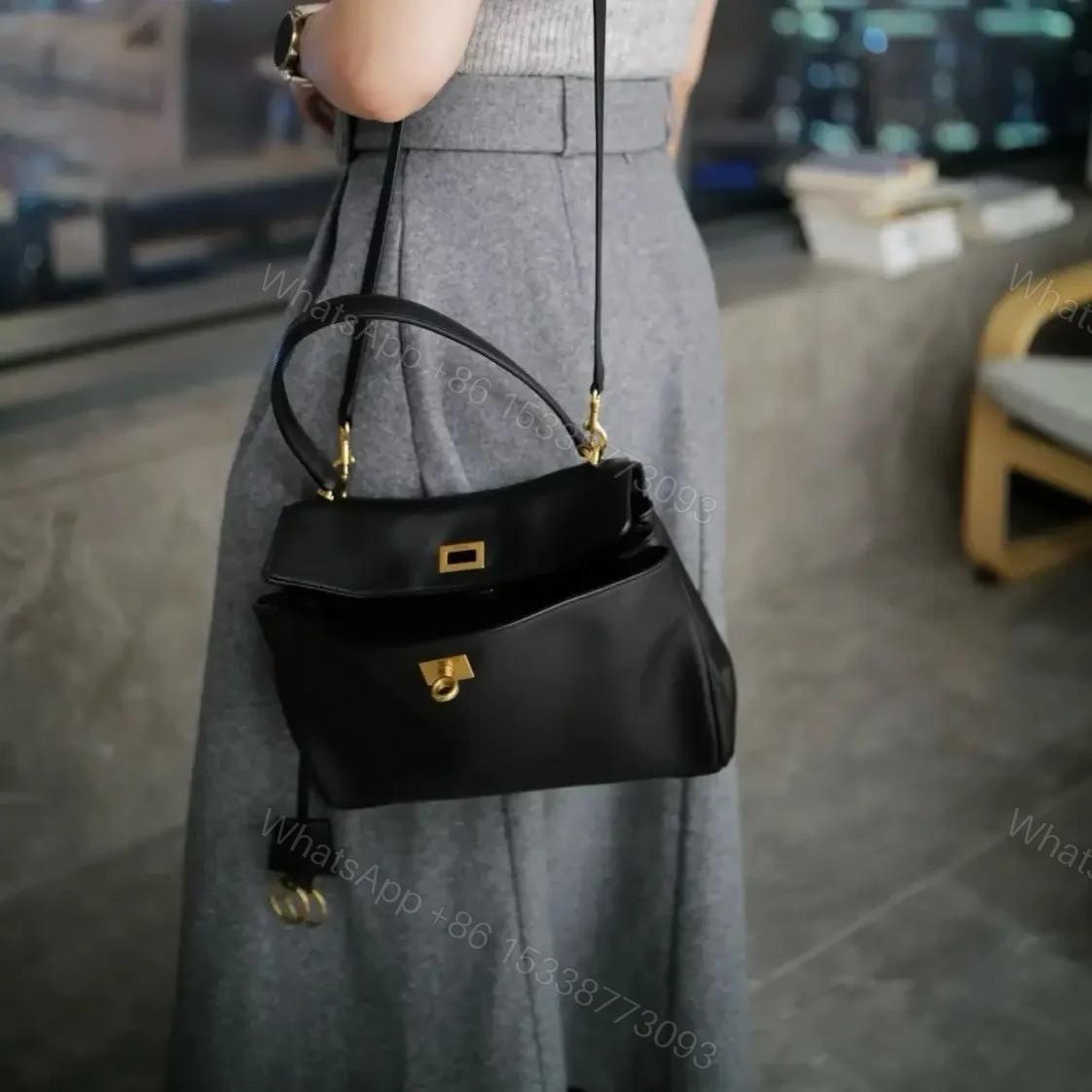 View 13 of 高仿Balenciaga*Rodeo系列V31000小牛皮手袋黑金小號免檢版