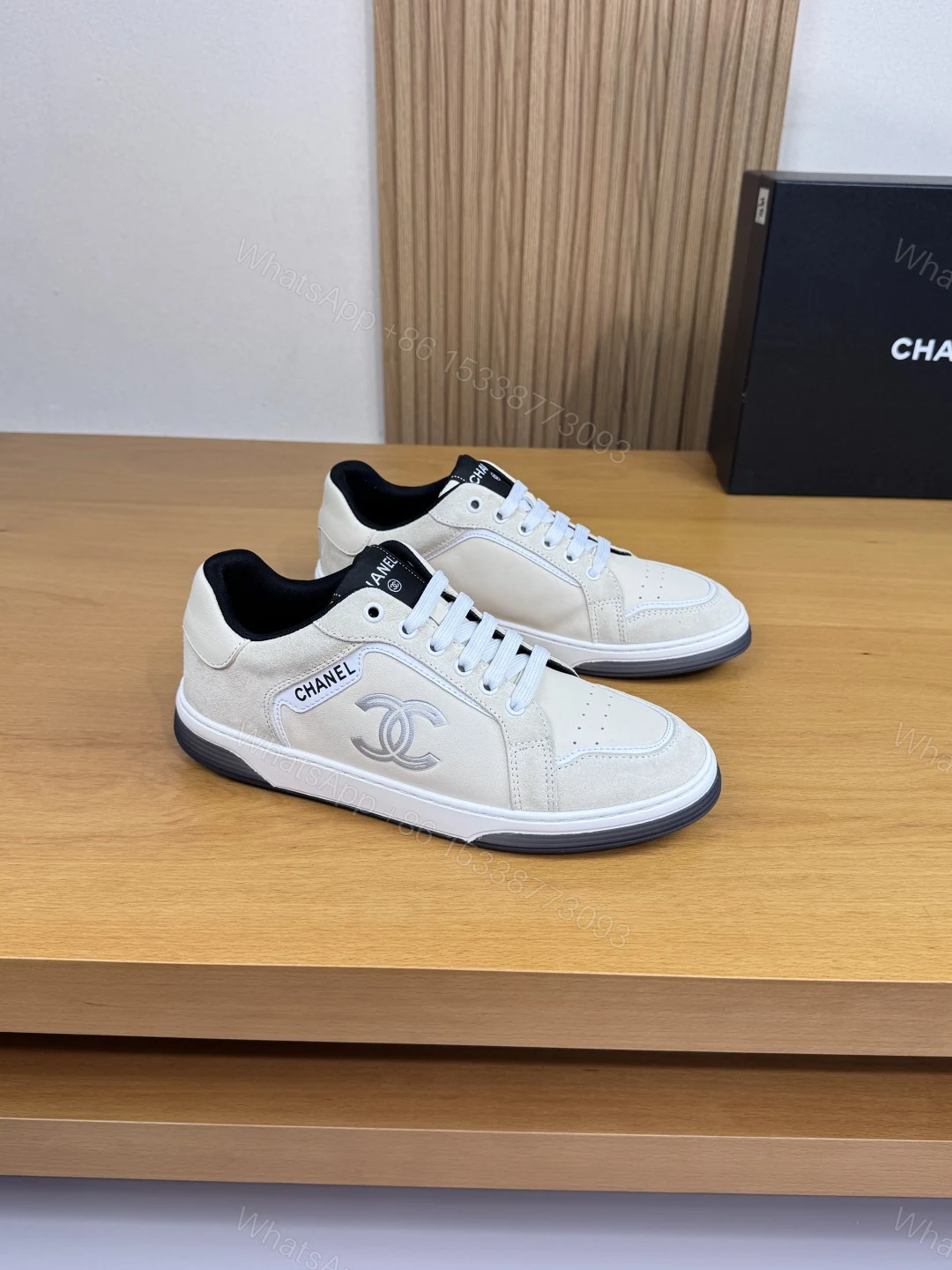 Chanel 高仿米白運動鞋 經典雙C時尚設計 — view 1