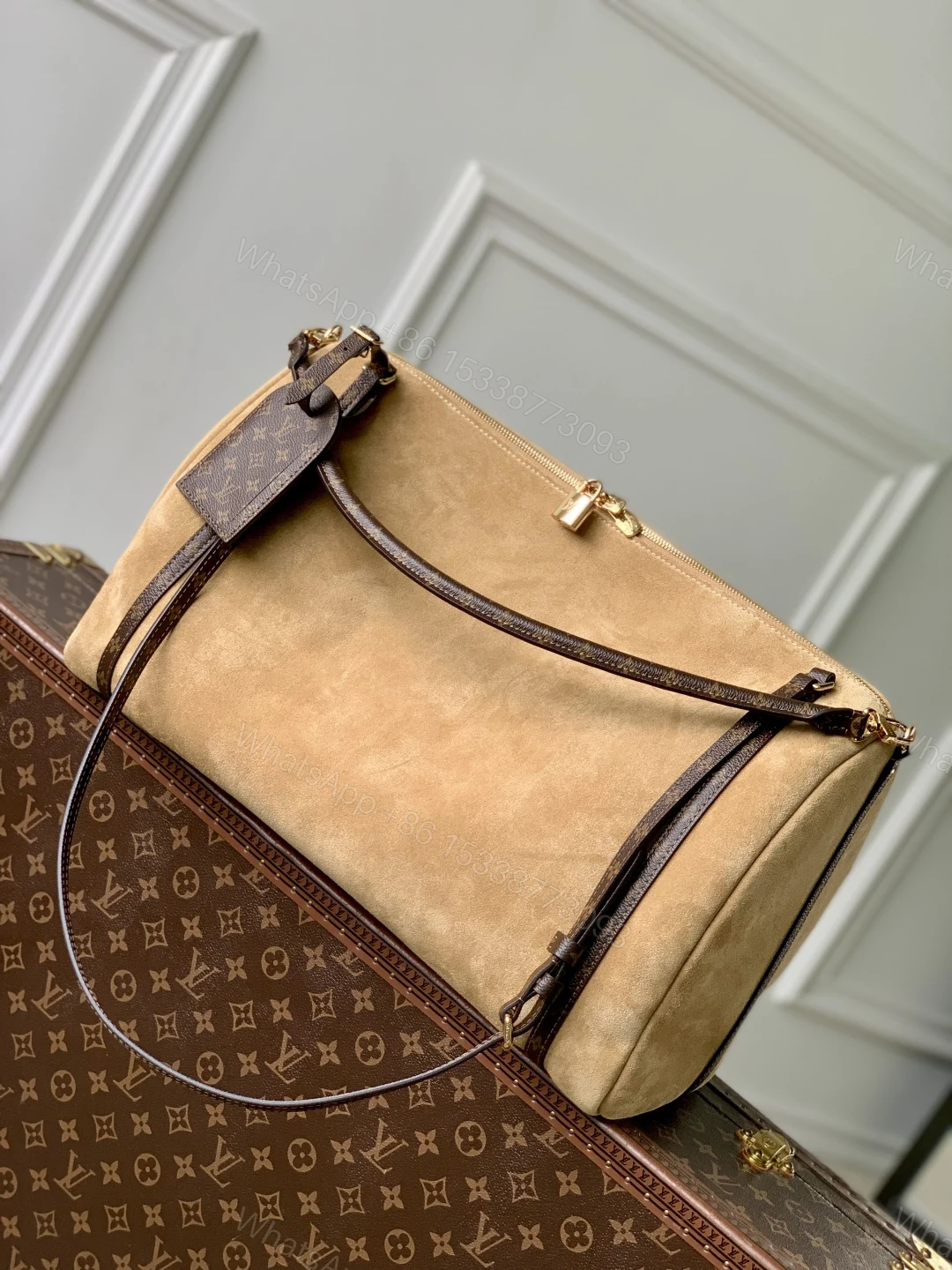 LV A貨 女款 麂皮肩背包 經典復古設計 時尚百搭款 — view 1