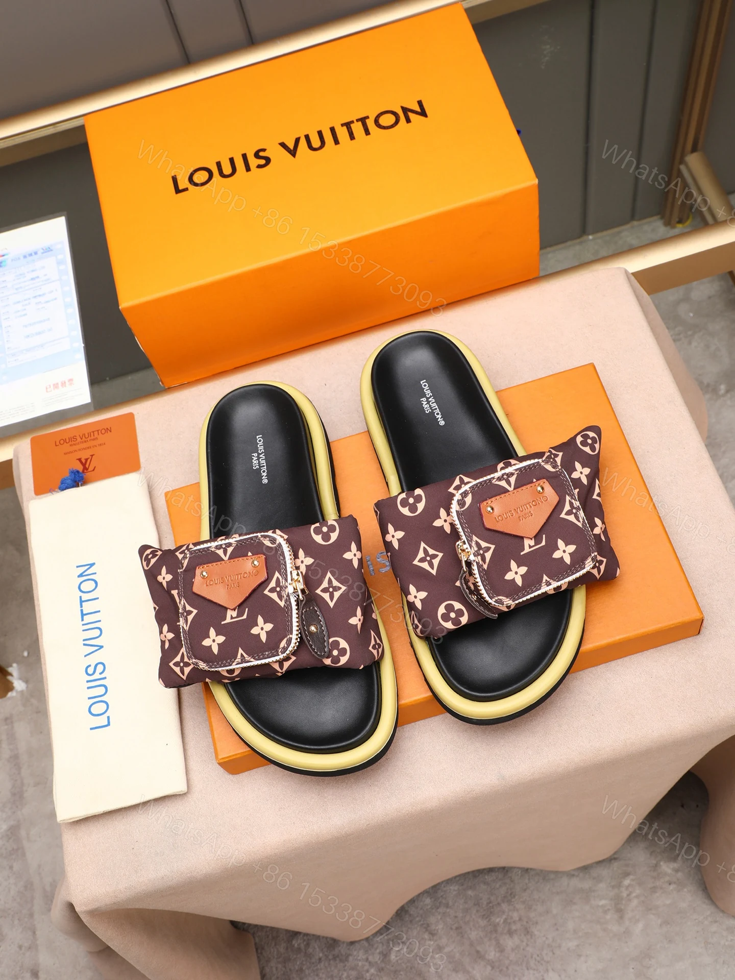 LV 高仿 男款 Monogram口袋設計休閒拖鞋 棕色印花 清新款 — view 1