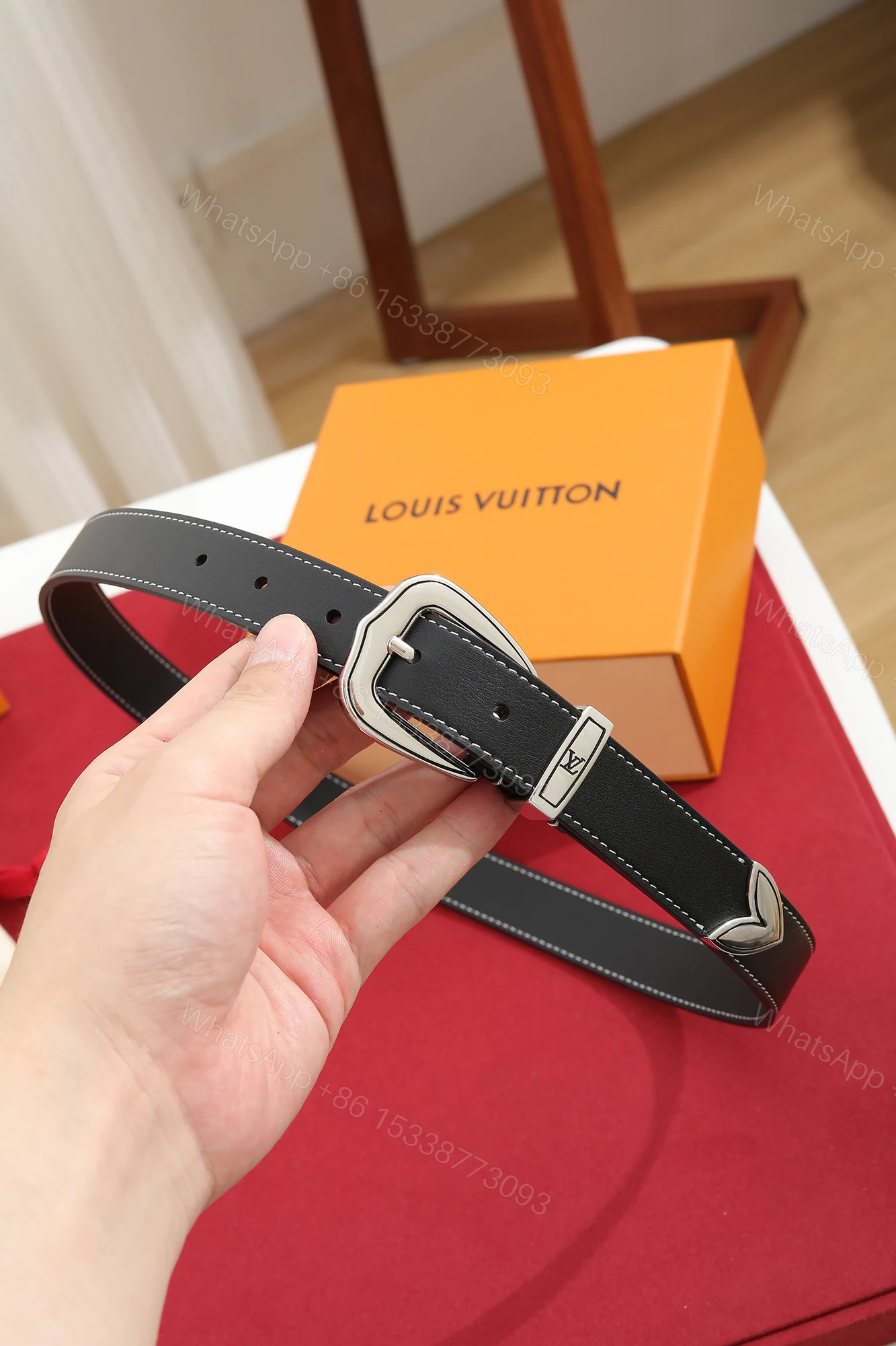 LV A貨女款細版真皮皮帶 黑色金扣優雅百搭腰帶 — view 1