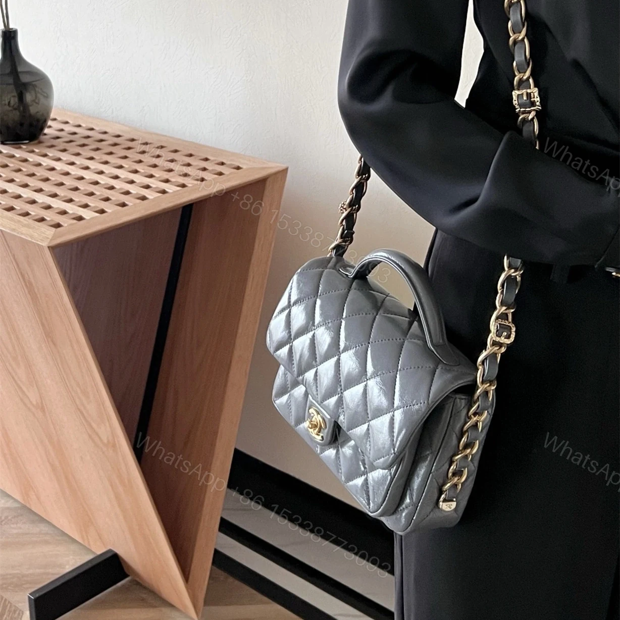 View 16 of 高仿Chanel24A*AS4992小羊皮手柄包免檢版
