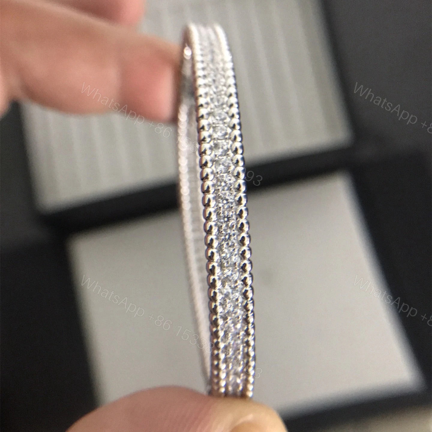 View 14 of 高仿首飾VanCleef&Arpels*RP27H00單排鑲鑽白金手鐲