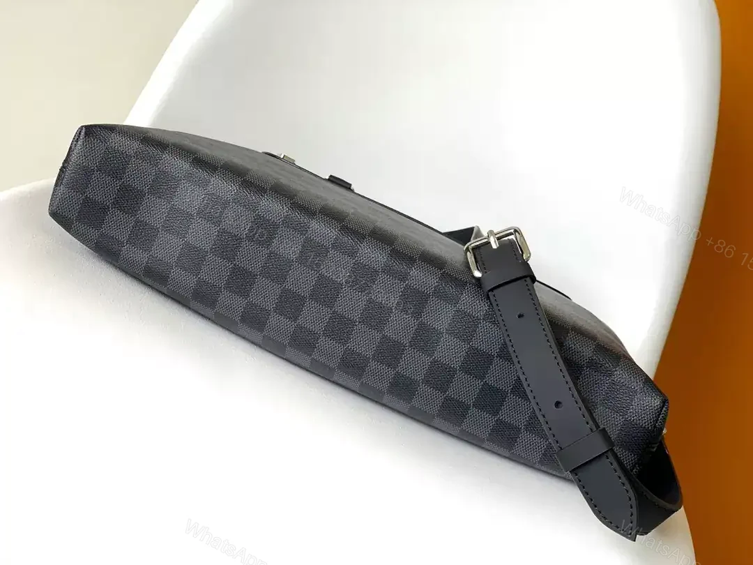 View 7 of LOUIS VUITTON PORTE-DOCUMENTS JOUR – LBV396