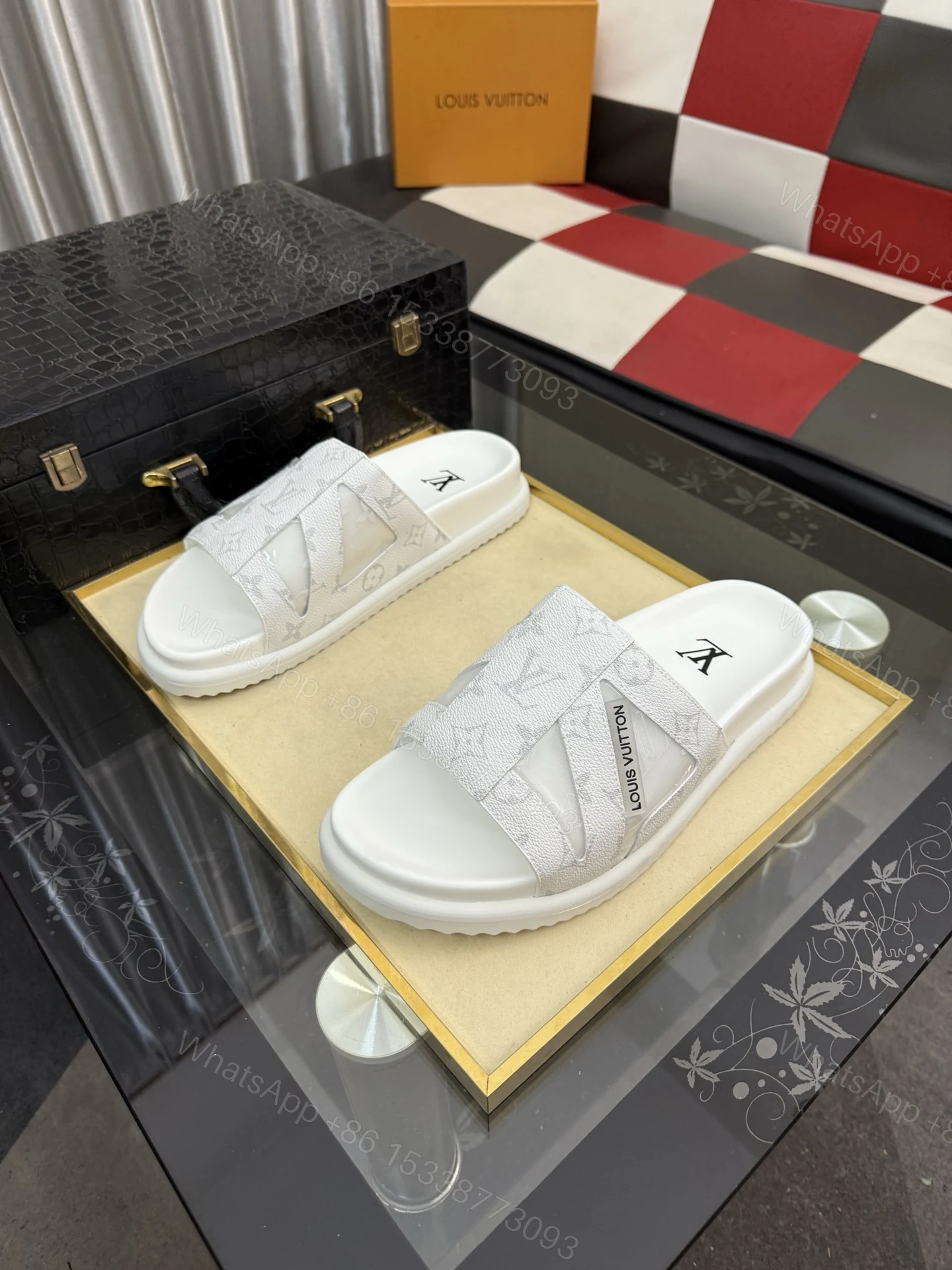 LV 高仿 男款 拖鞋 白色鏤空設計 Monogram 簡約百搭款 — view 1