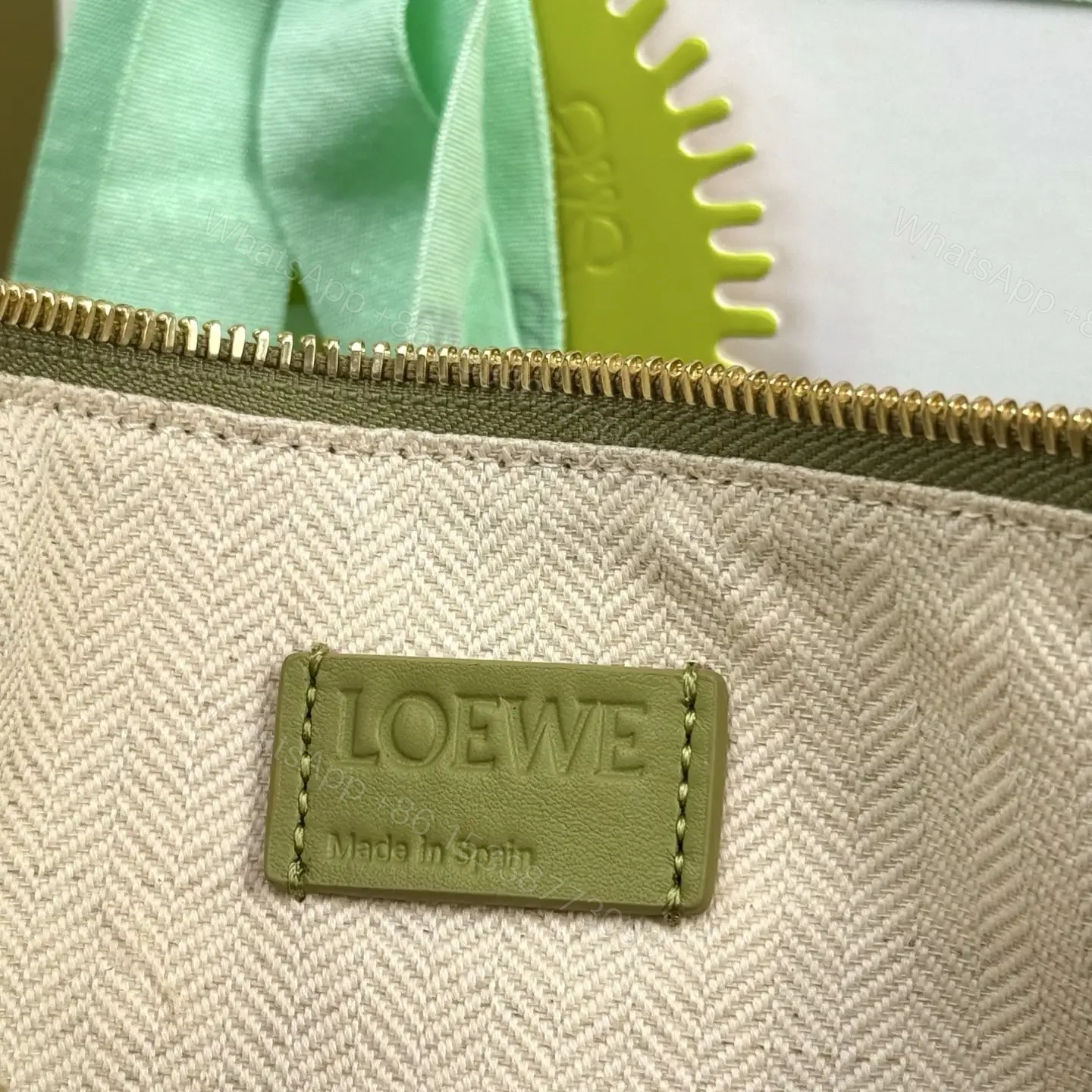 View 16 of 高仿Loewe*Hobo系列4221單肩斜挎包淺苔綠Mini免檢版