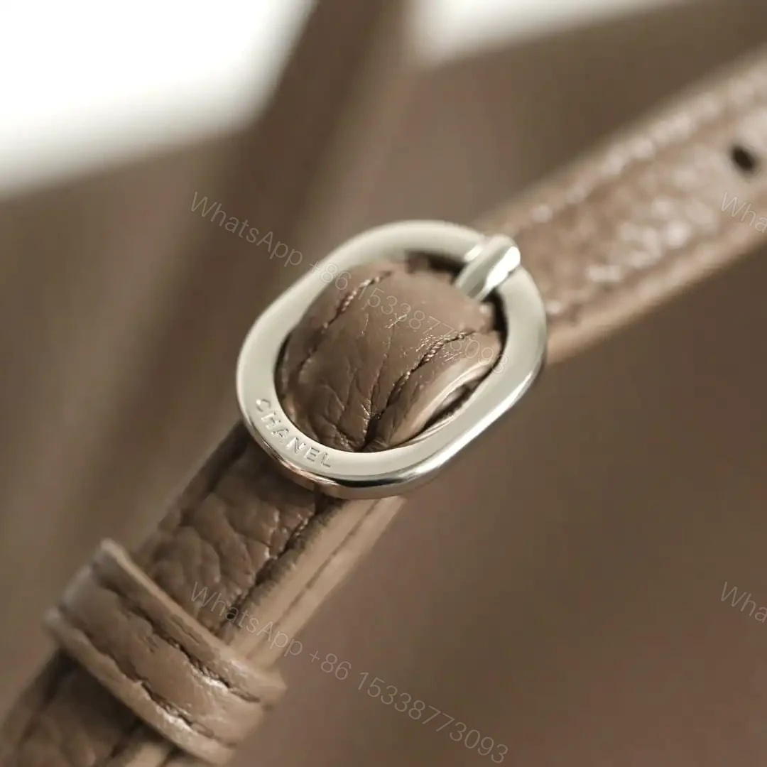 View 9 of 高仿Chanel*26S系列AS6233粒面小牛皮翻蓋包淺棕色超大號免檢版