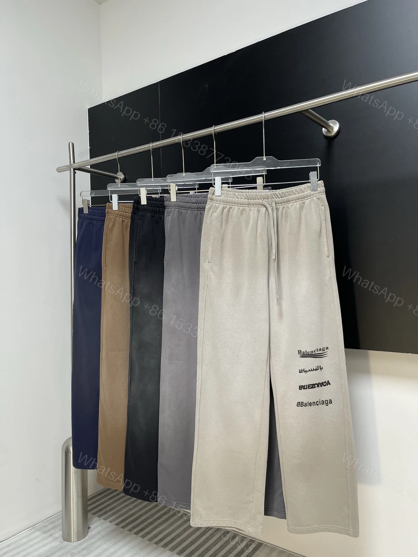 Balenciaga 一比一運動長褲男款 奶油白多語Logo 百搭設計款 — view 1