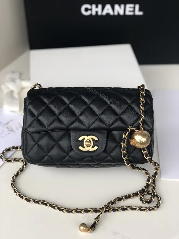 Chic Quilted Chain Bag: Luxury Compact crossbody silhouette — view 1