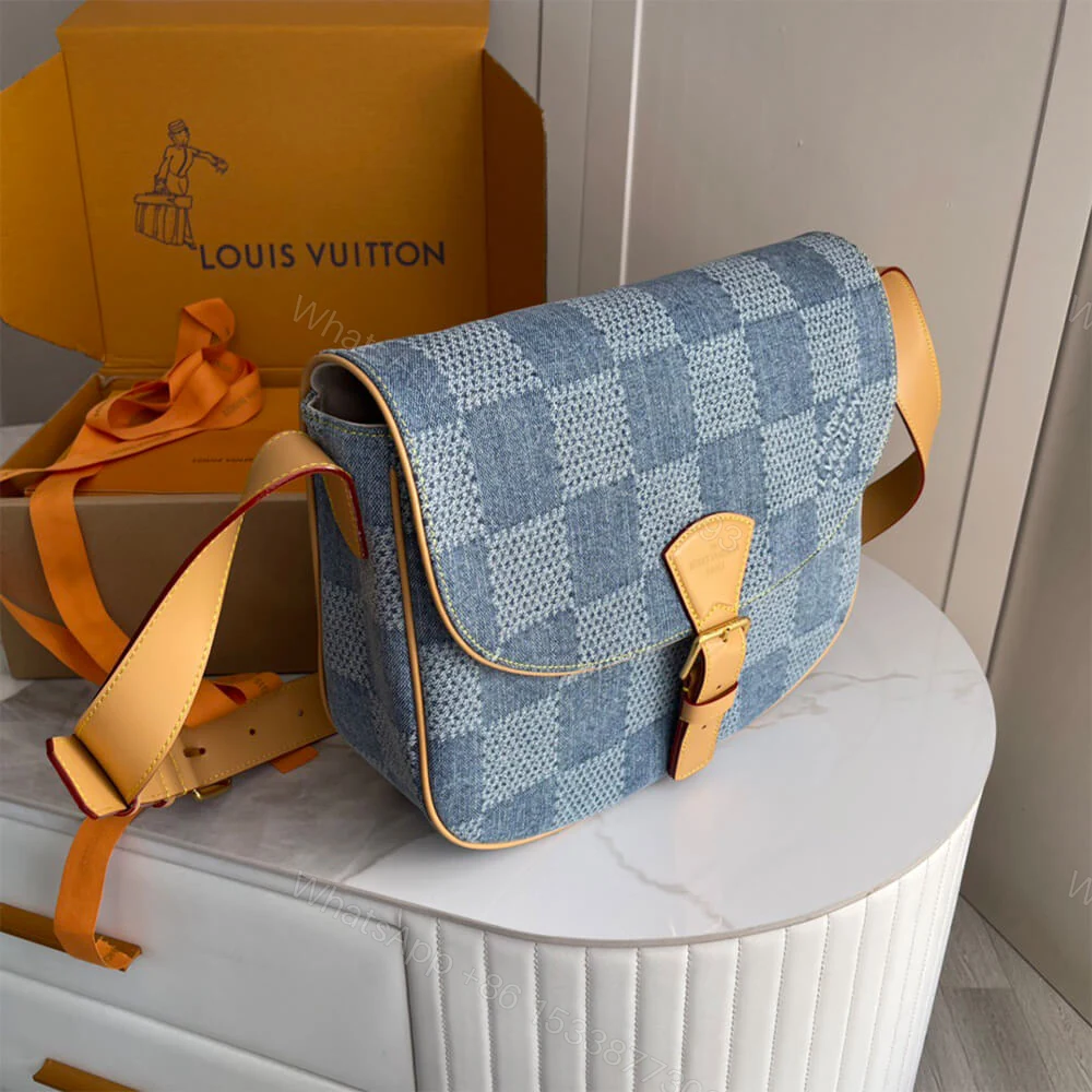 View 3 of LV Bolsa Messenger Montsouris MM