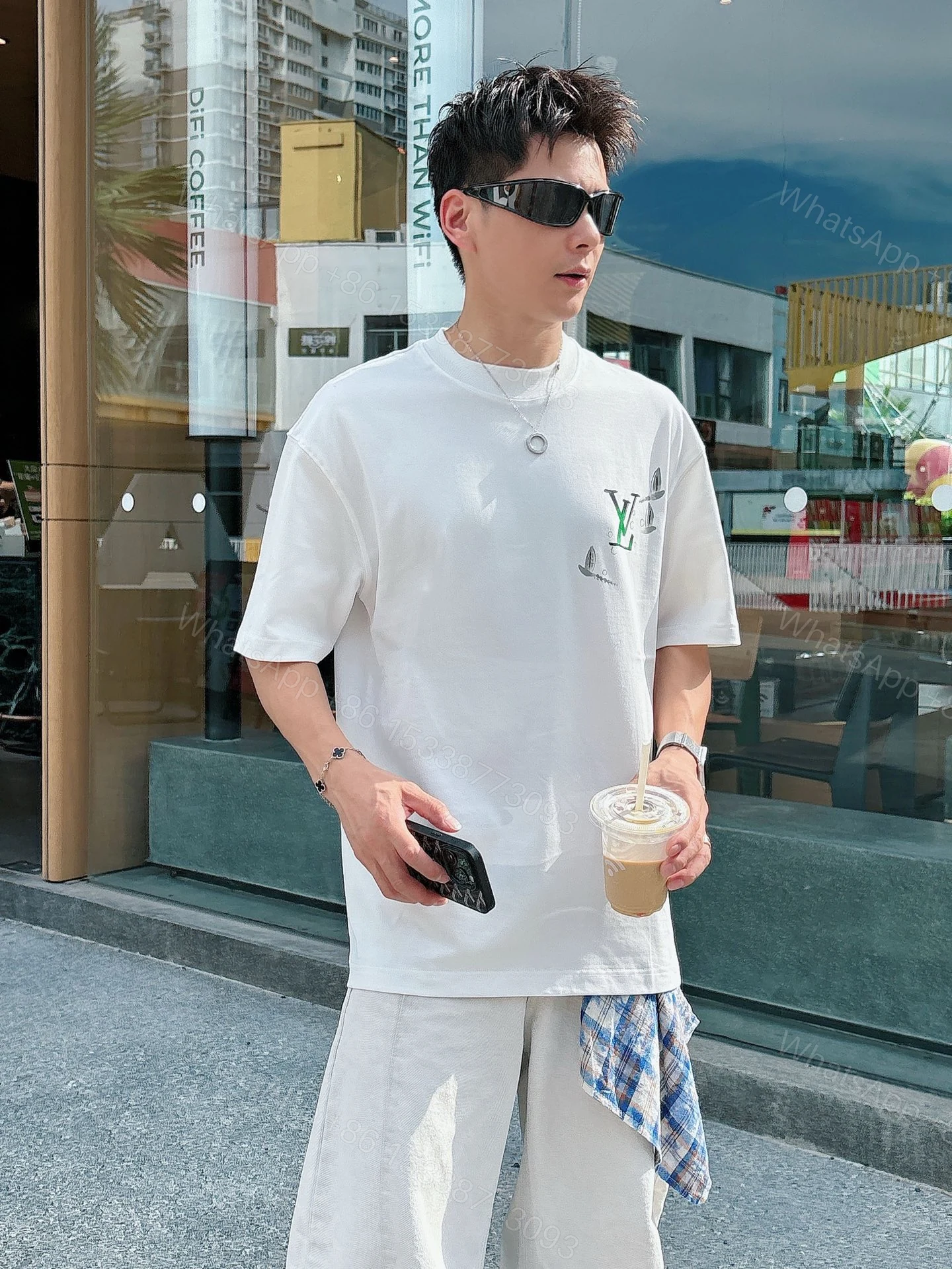 LV 高仿 塗鴉印花短袖T恤 白色街頭風寬鬆上衣 — view 1