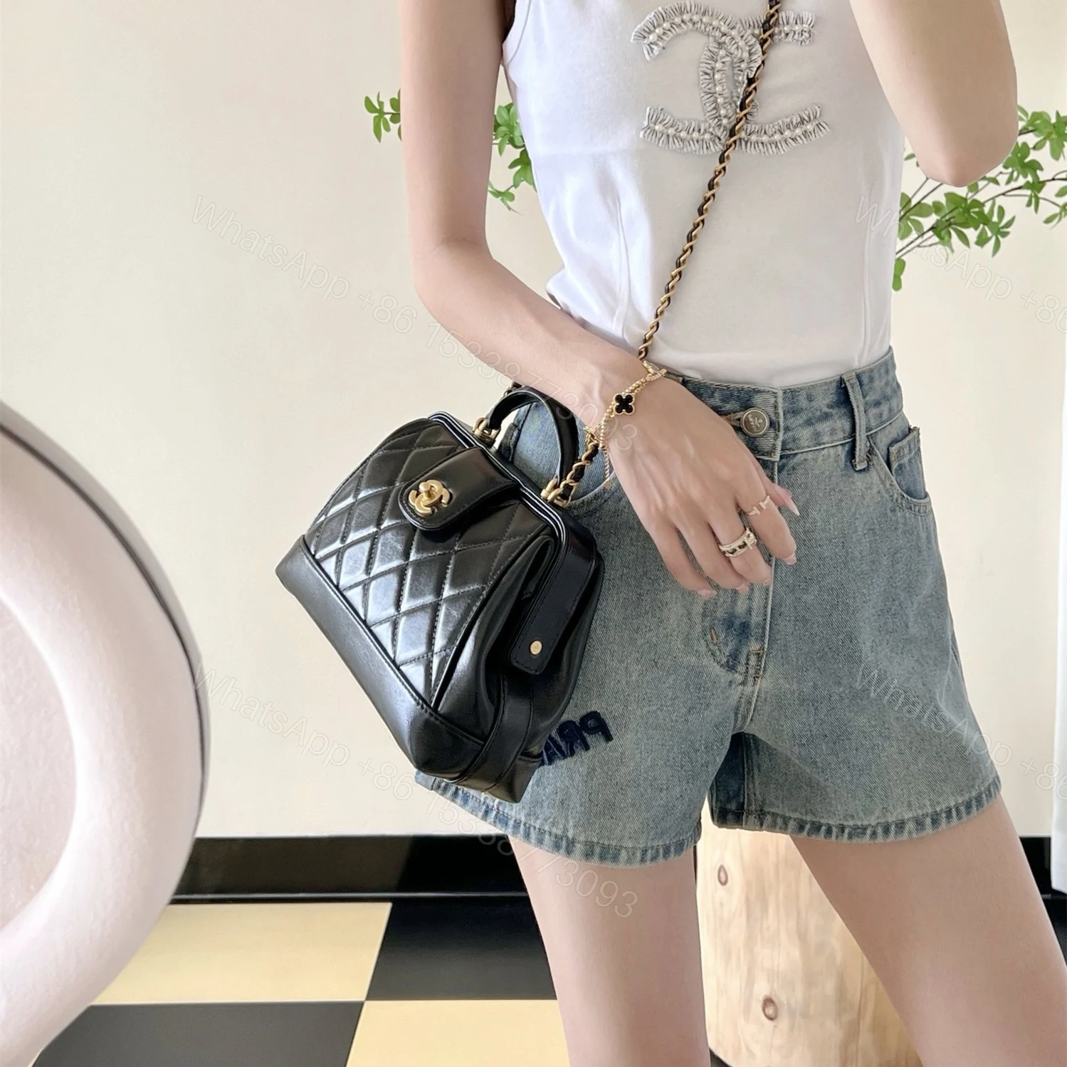 View 18 of 高仿Chanel*24A系列AS5058拋光小羊皮單肩包黑色免檢版